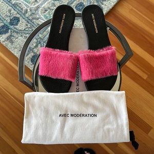 AVEC MODERATION Raspberry Fuchsia Ponyhair “Bora Bora” Slides Sandals